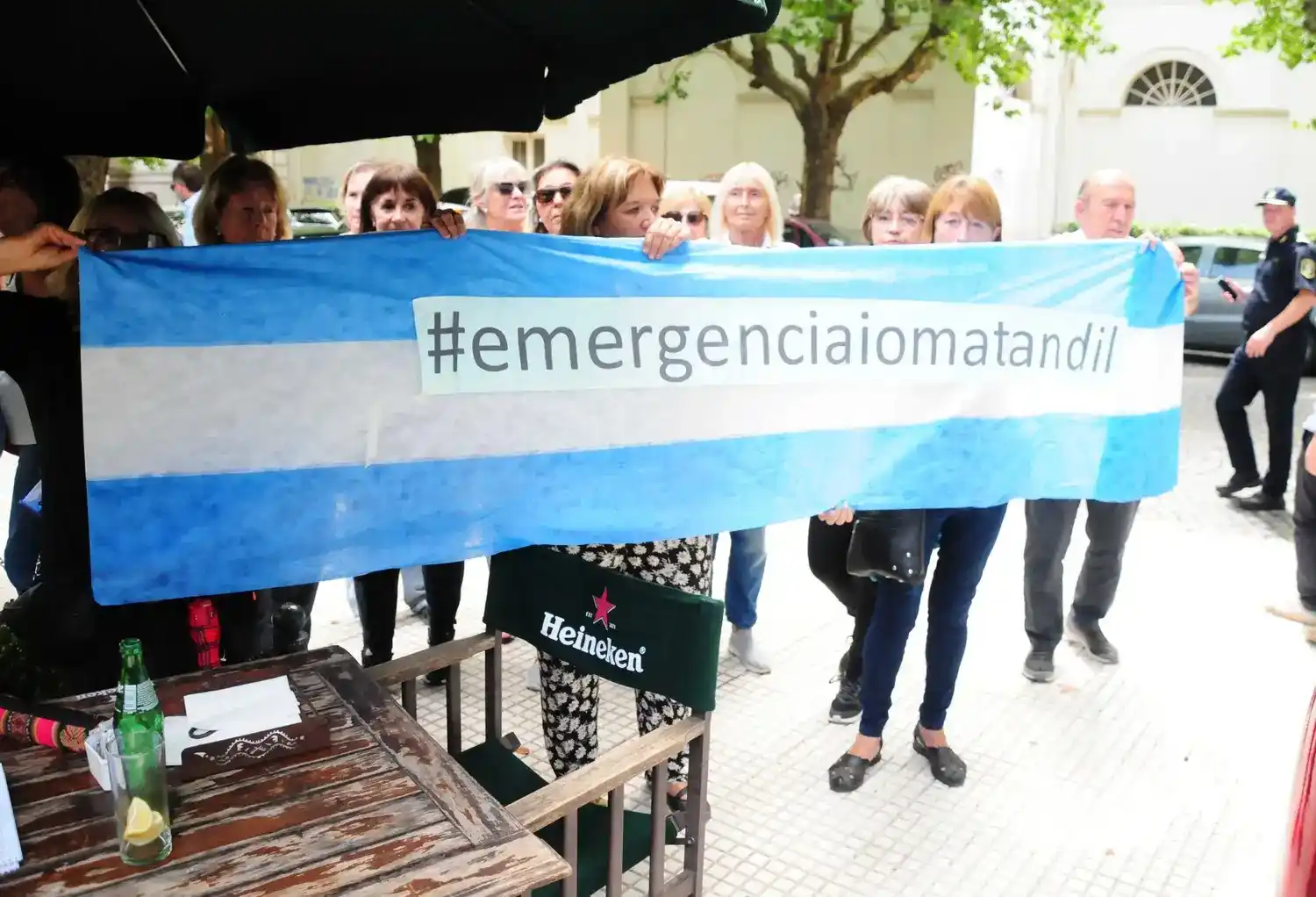 El mal momento de Kicillof en Tandil: Afiliados de IOMA fueron a reclamarle y su custodia pidió "parar el escrache" 