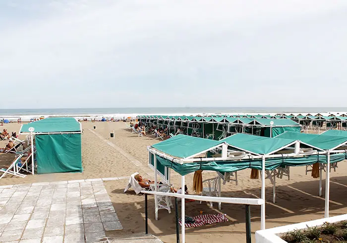 La escasa afluencia de turistas también complica a los balnearios