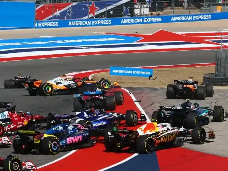 En pista vemos como huye del caos Max Verstappen, mientras los líderes del mundial de pilotos chocaron entre ellos tras una accidentada largada