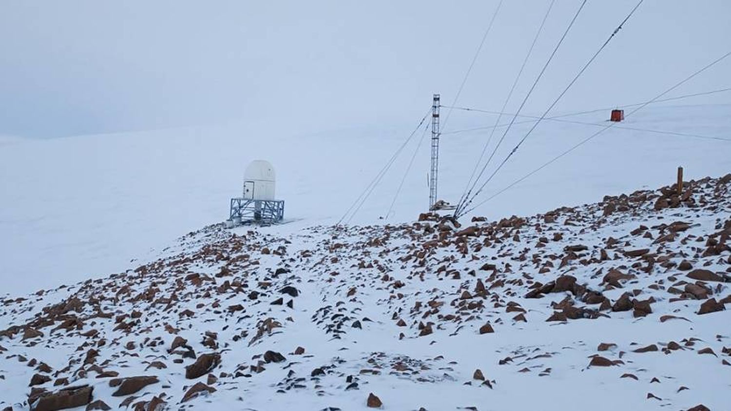 La Base Belgrano II de la Antártida ya tiene su cúpula para observar exoplanetas