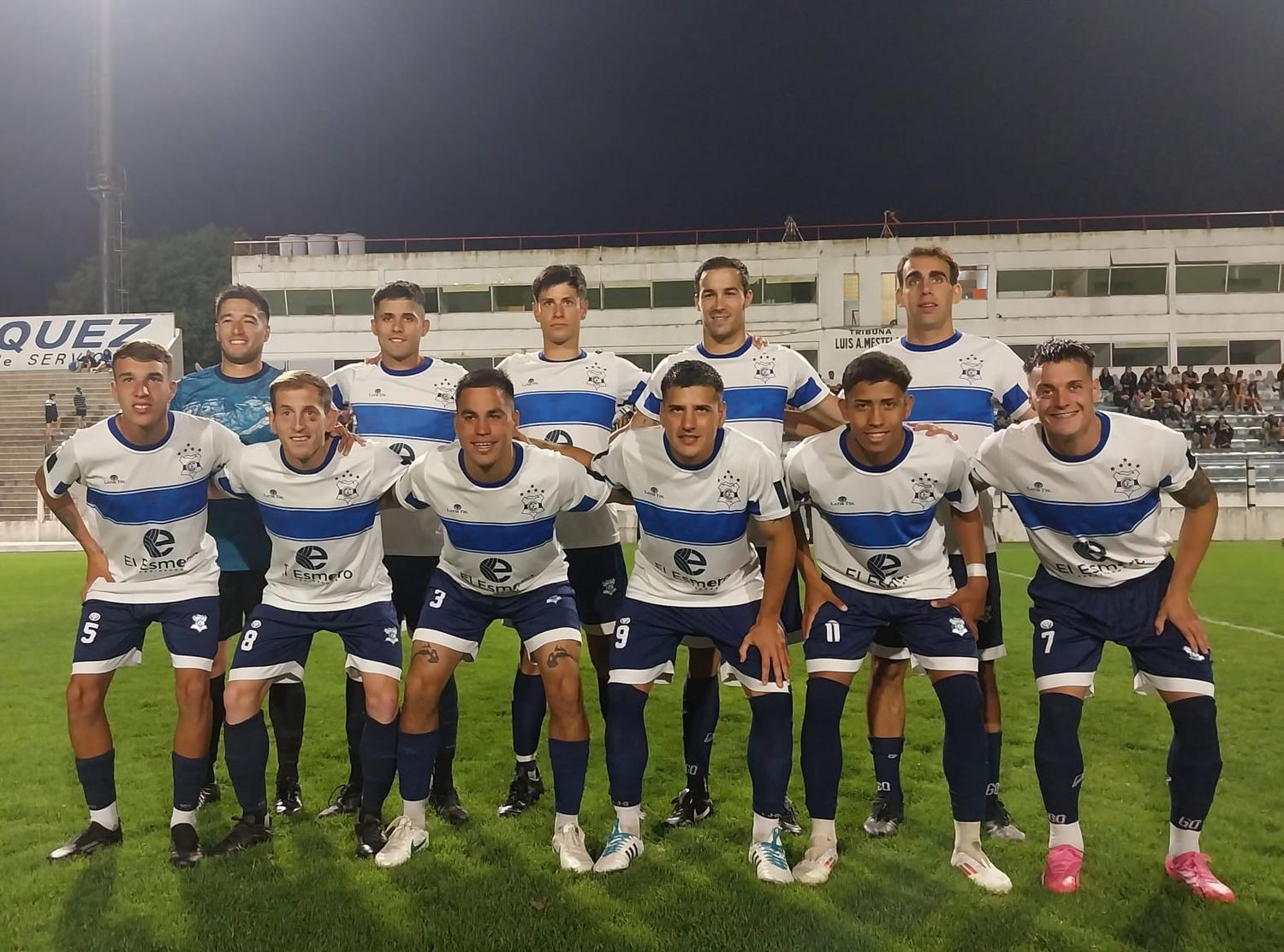 La formación de Gimnasia. Charmelo,  Montero, Marcos, Gogna y Guillenea. Agustín Funes, Politano, Javier Funes, Pérez, San Martín e Iriart. (Foto gentileza de Laly Bertuzzi).