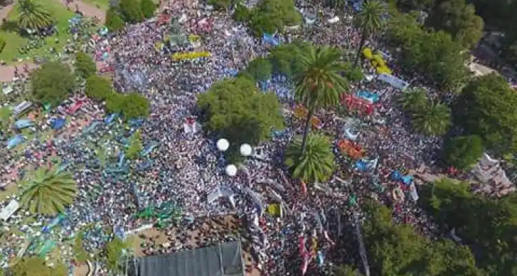 Tras multitudinaria marcha, docentes anunciaron paro y este viernes tampoco hay clases