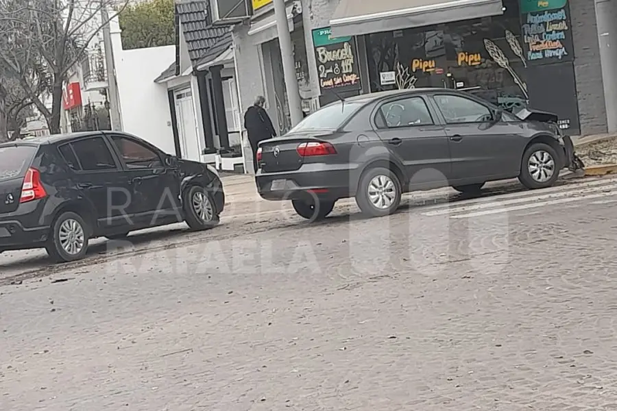 Fuerte impacto frente a una verdulería de la ciudad: dos autos chocaron en Bv. Yrigoyen