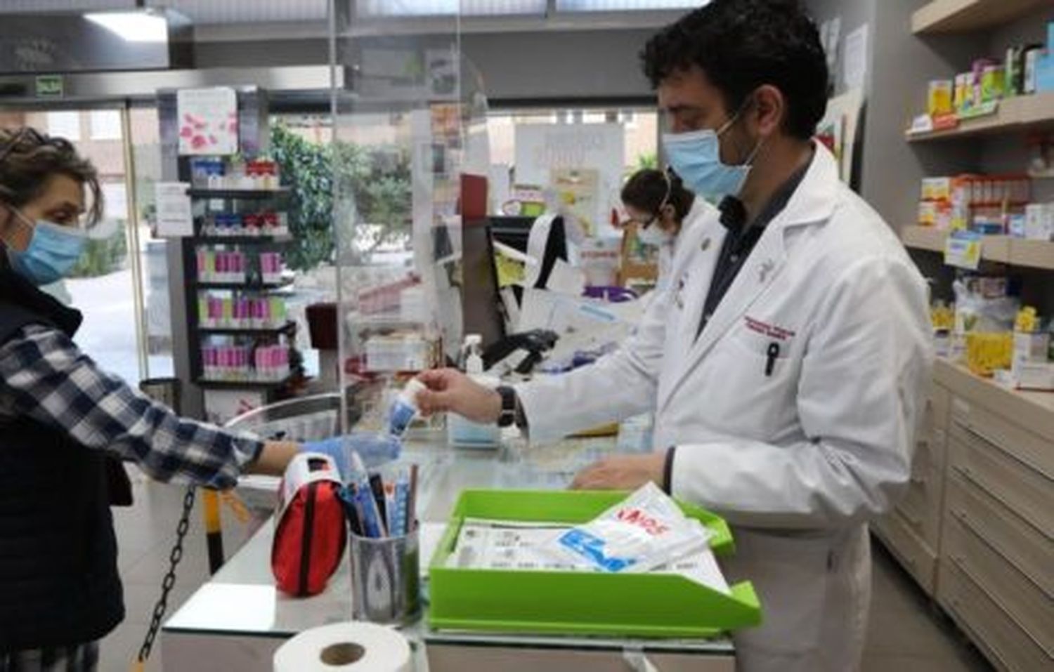 En medio de la polémica con las escuelas, a Kicillof le propusieron usar las farmacias como centros de vacunación Covid