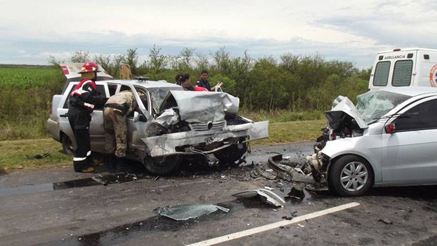 Tres hospitalizados por el choque frontal de dos automóviles sobre Ruta 22