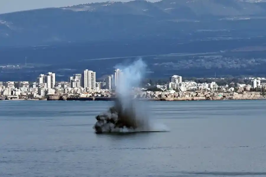 n misil iraní impacta este sábado en las aguas del mar frente a Haifa, Israel. EFE