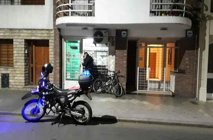 Detuvieron a dos jóvenes, de 18 y 26 años, cuando intentaban robar una bicicleta