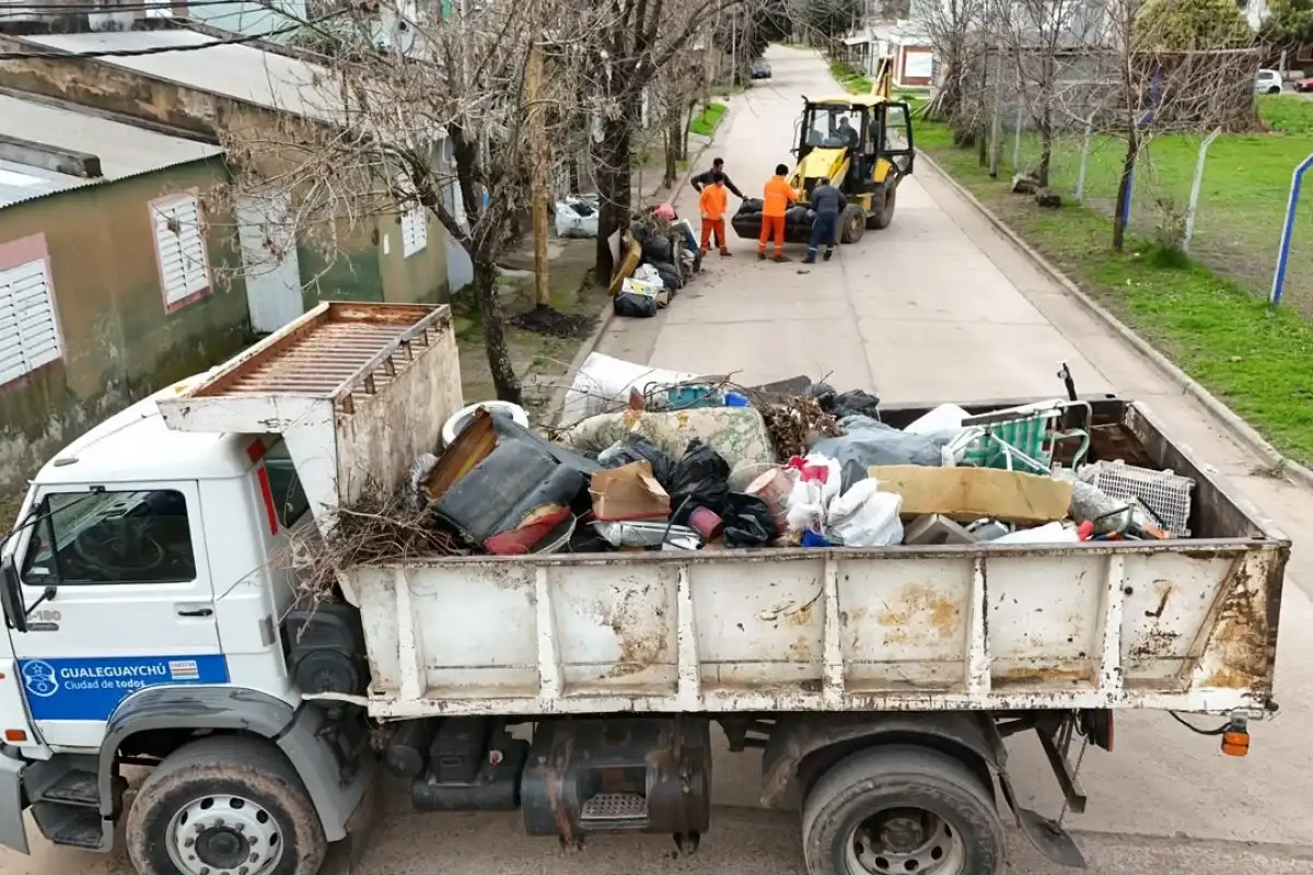 Descacharrización: cargaron cinco camiones con residuos en el Barrio Obrero