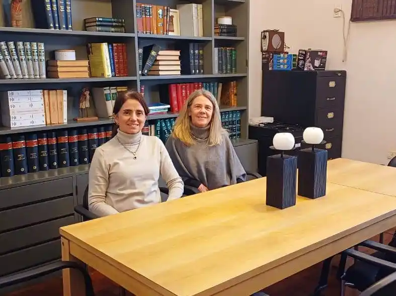 Izquierda Cecilia Uranga, derecha Gabriela Etchebarne