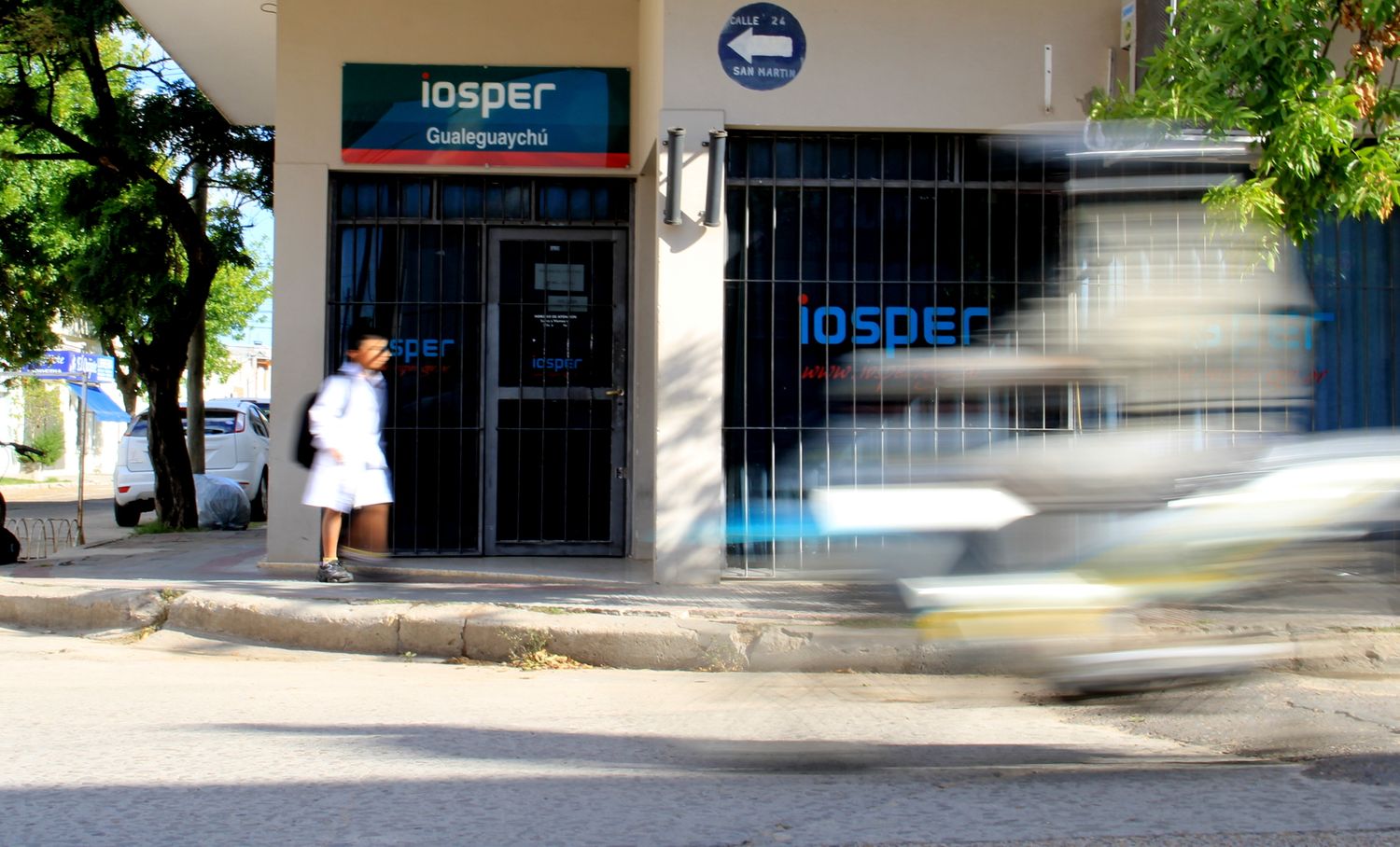 Marcha a las oficinas del Iosper por la falta de Maestros de Apoyo en la planilla oficial