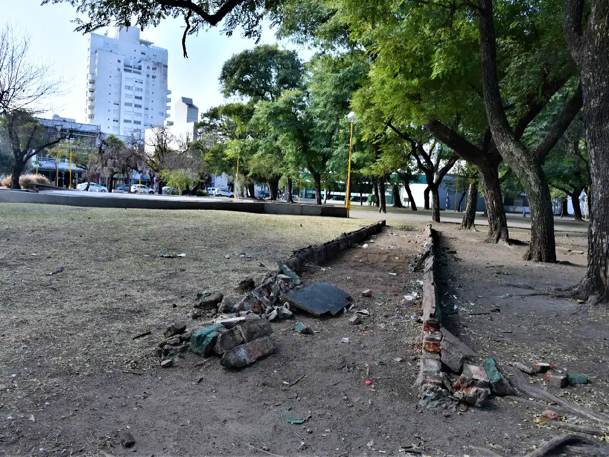 Comenzaron a retirar juegos de la Plaza Cívica 