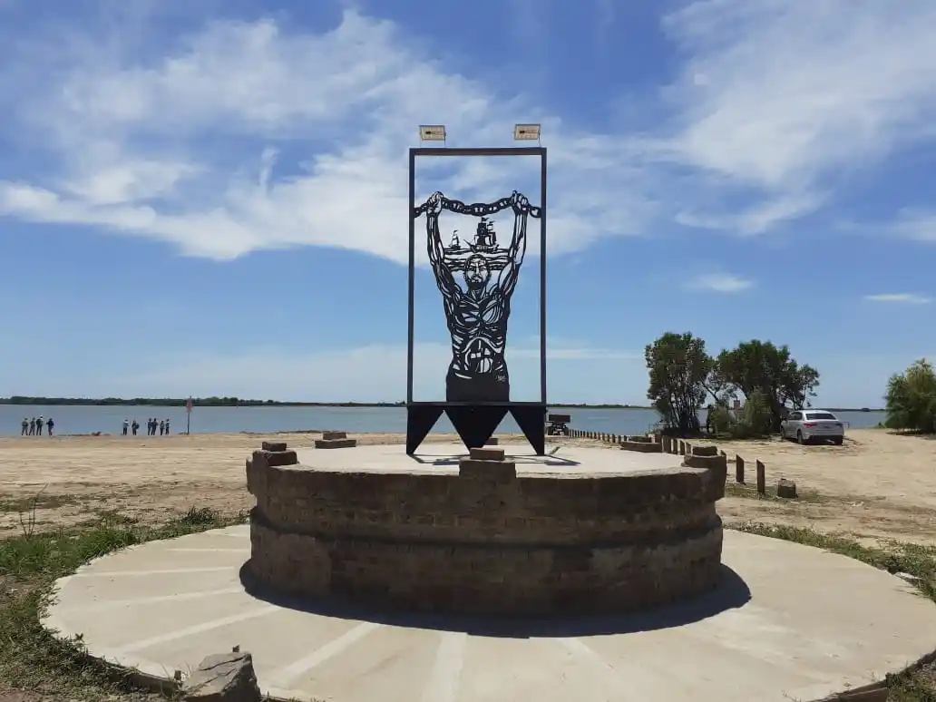 Vuelta de Obligado: Emplazaron en el monolito la obra de Coqui López en homenaje a la Batalla