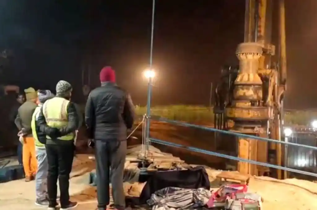 El dramático rescate de una niña de tres años atrapada en un pozo conmueve a la India. (Gentileza Agencia PTI).