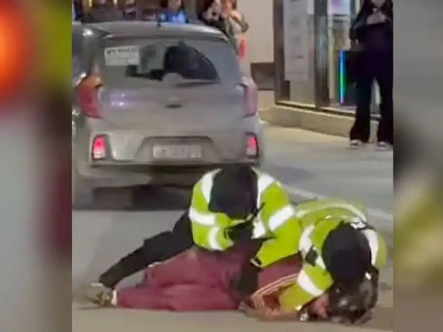 Un motociclista intentó evadir un control policial, atropelló a un oficial y fue detenido.
Fotografía: Agencia Noticias Argentinas/captura de video