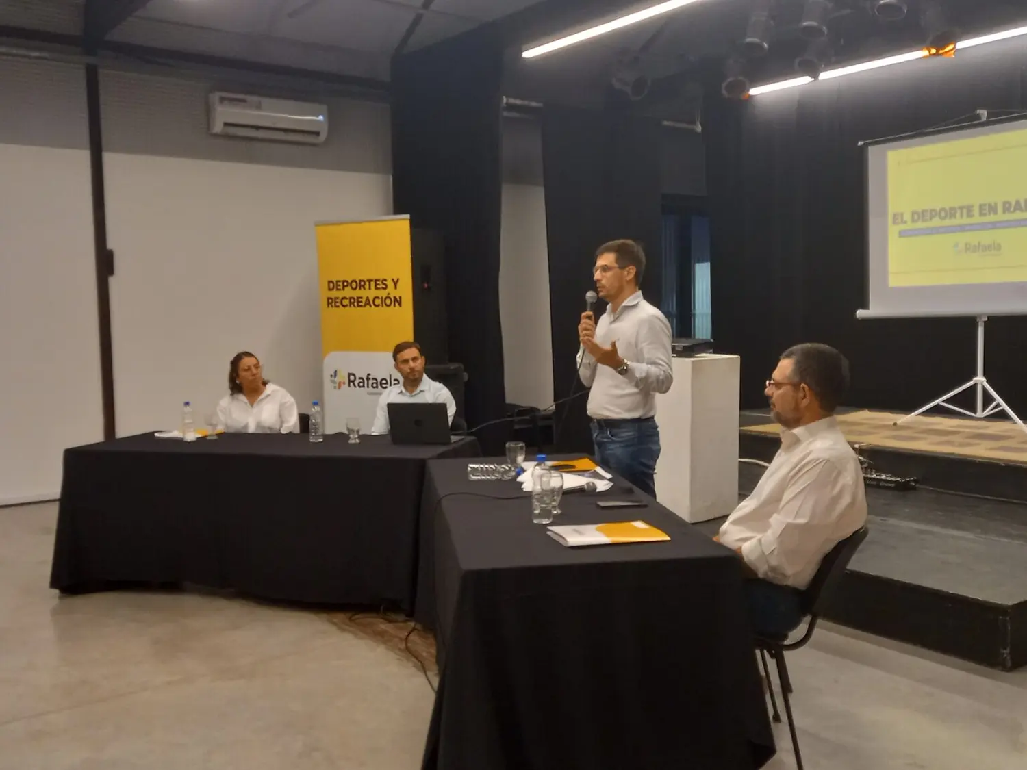El intendente Leo Viotti presente en la presentación de la Subsecretaría de Deportes.