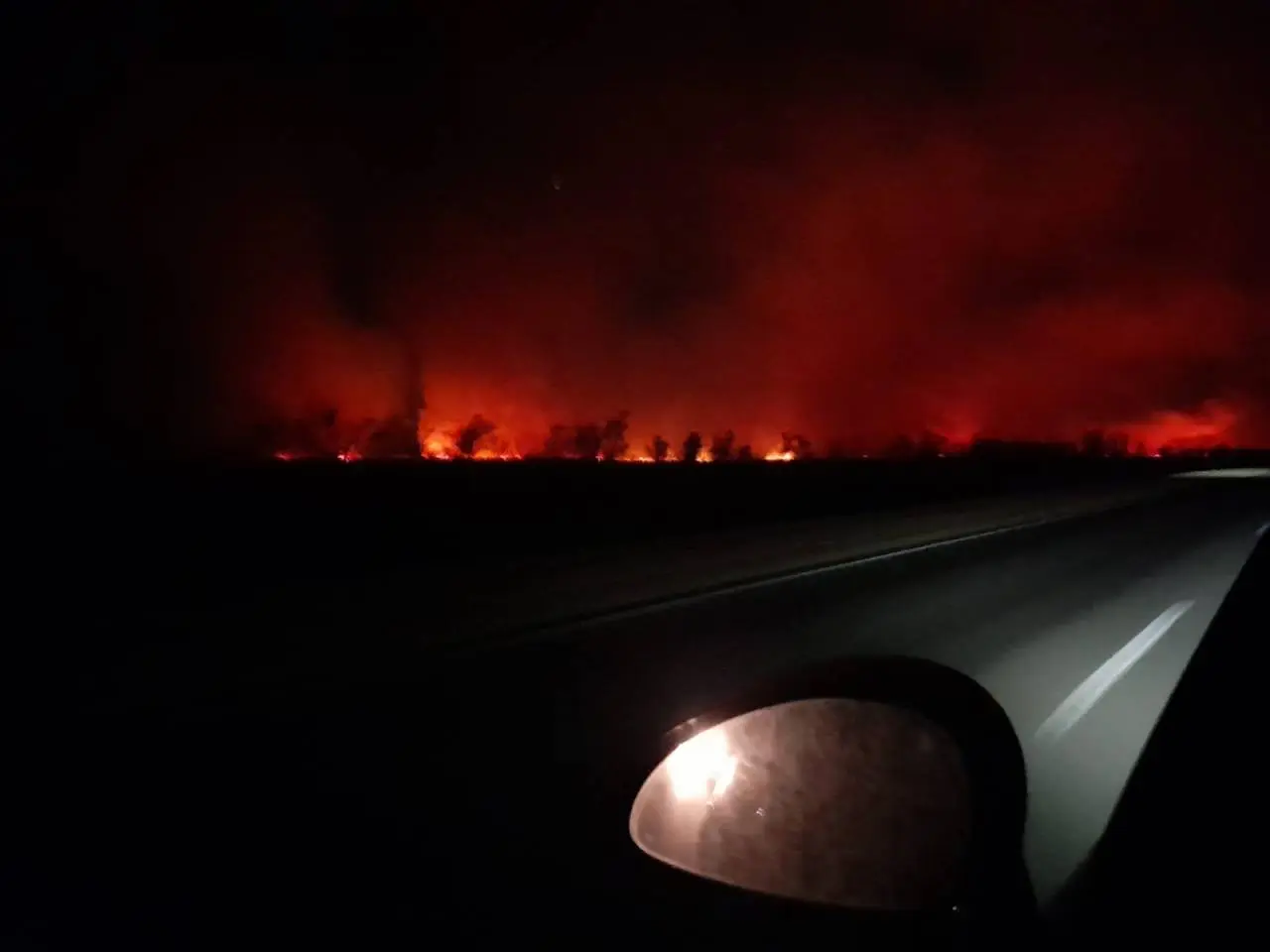  El viento reavivó los incendios en las islas frente a Victoria