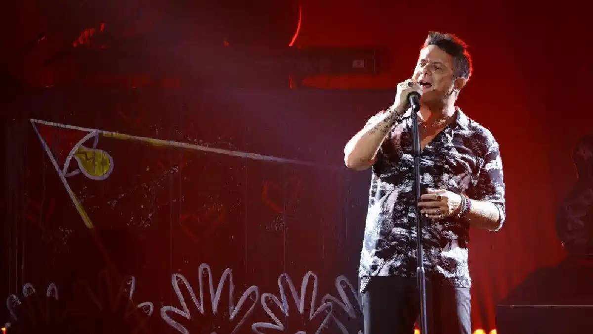 Alejandro Sanz reaparece en vivo «desde el agujero que tengo aquí en mi pecho» (video)