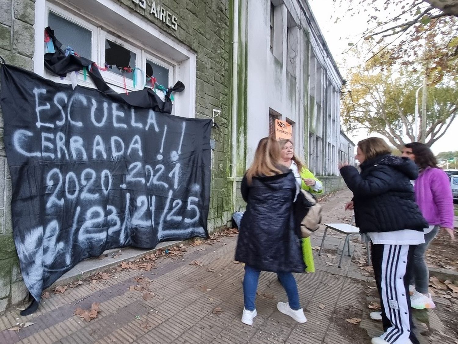 Directivos de la Escuela 7 realizaron una intervención en la puerta del edificio