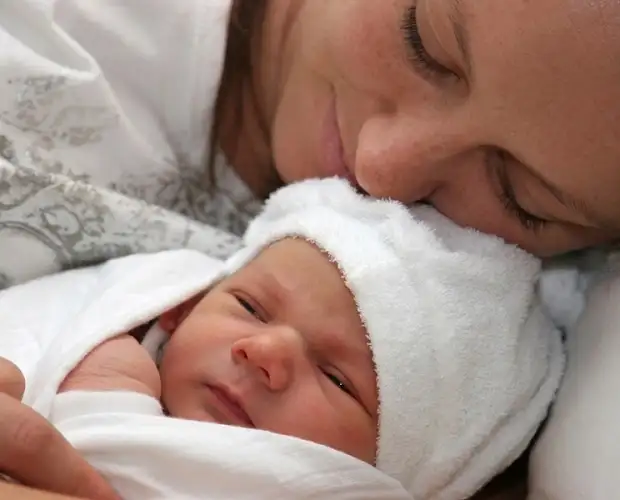 Retoman el análisis del proyecto que extiende las licencias por maternidad 