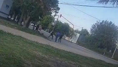 “Dale con toda”: pelea con chuza y piedrazos a la salida de la cárcel de Coronda