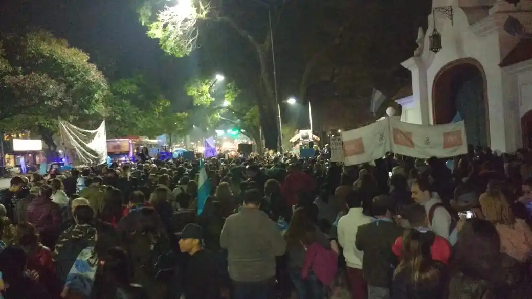 Manifestantes en contra del aborto volvieron a marchar frente a la Quinta de Olivos