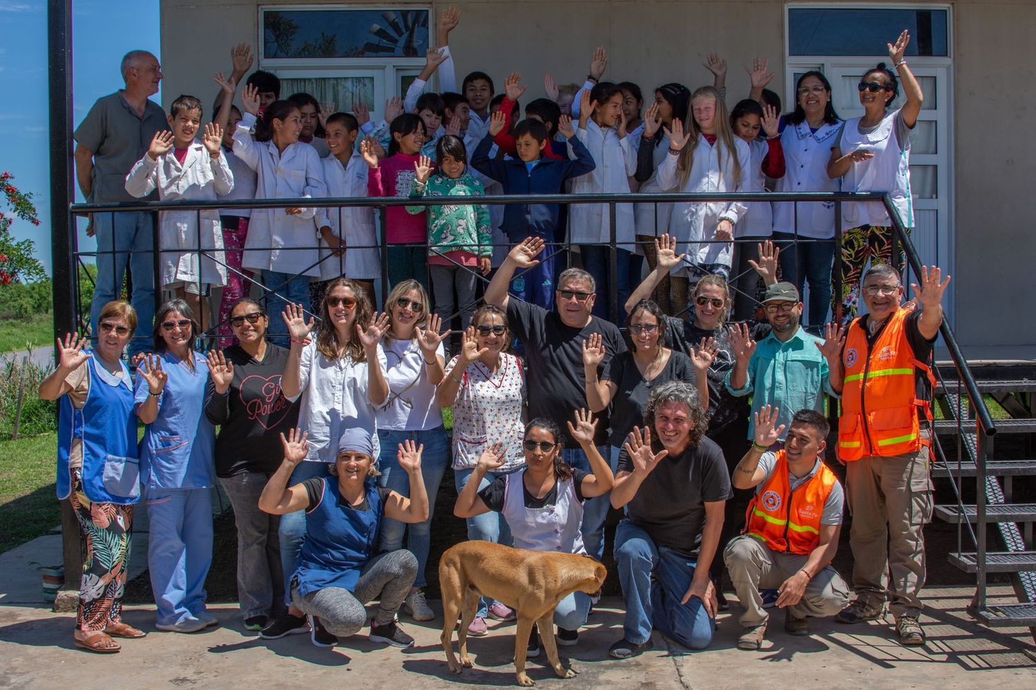 El equipo de salud junto a los isleños.