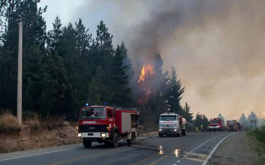 El fuego sigue avanzando y al menos 40 turistas permanecen varados en refugios de la montaña.
