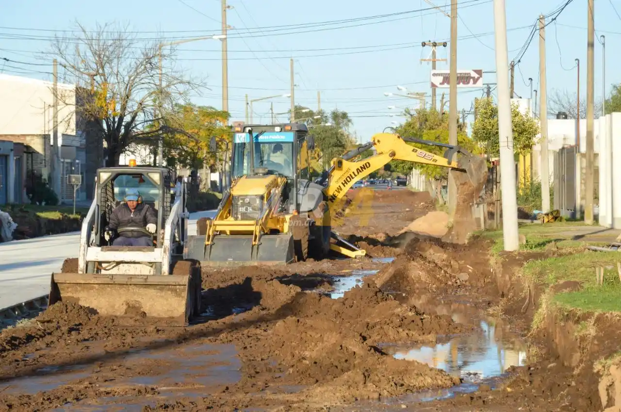 Intenso trabajo municipal de pavimentación, arreglo de calles y limpieza de desagües