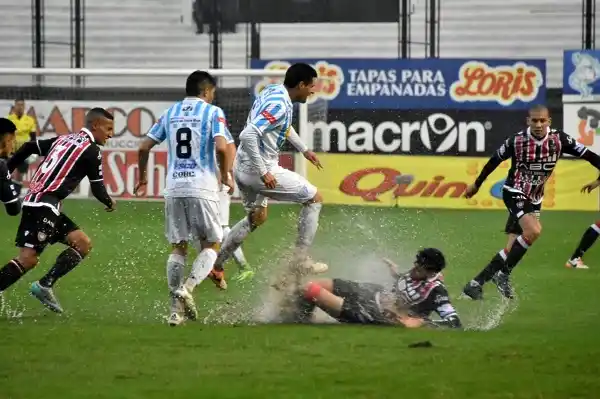Con un esquema defensivo, Juventud completa el partido ante Chacarita
