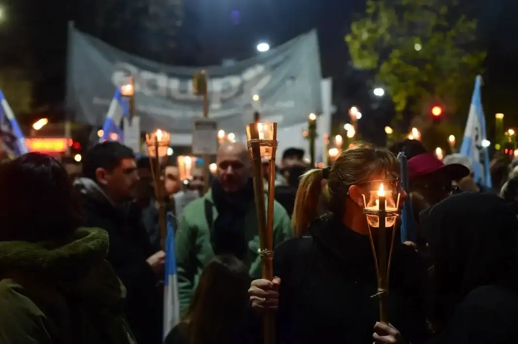 Marcha de antorchas de universitarios.