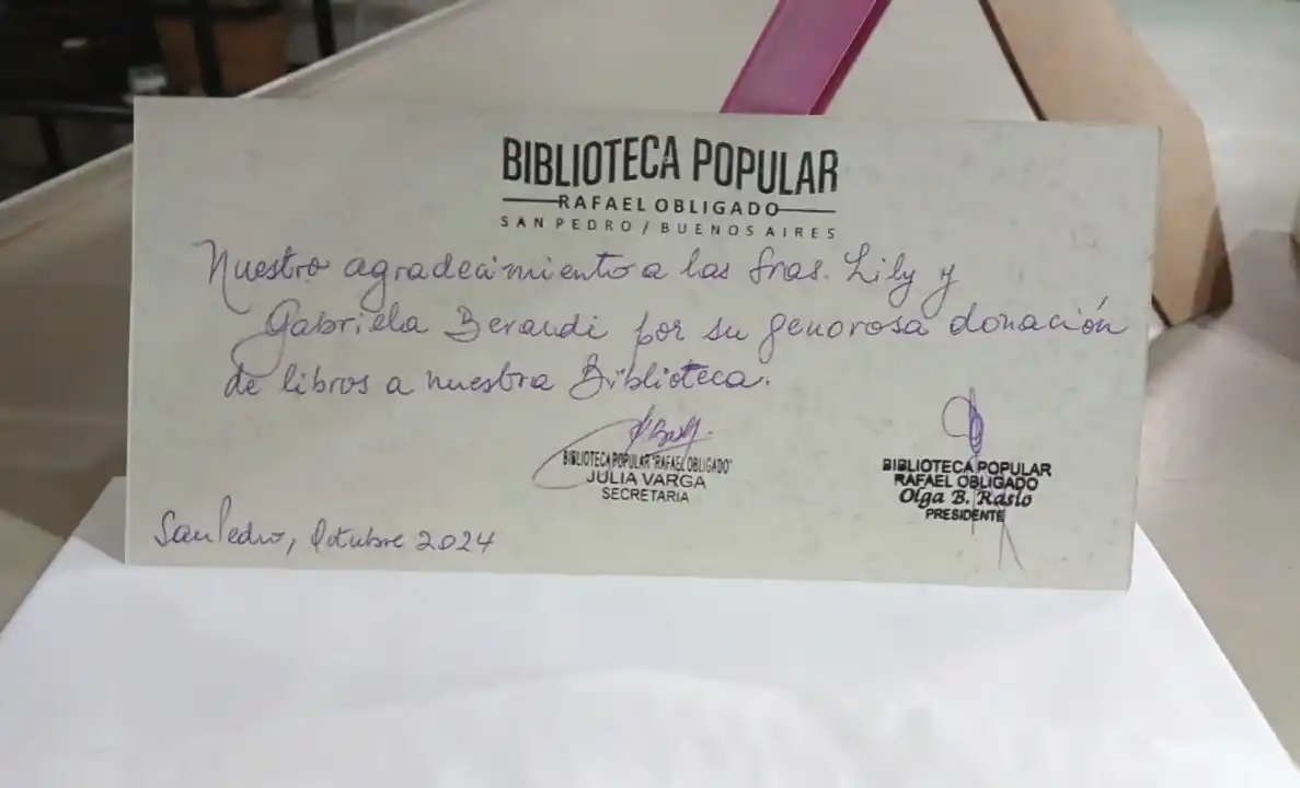 La Biblioteca Popular agradece a Lilí y Gabriela Berardi por la donación de libros