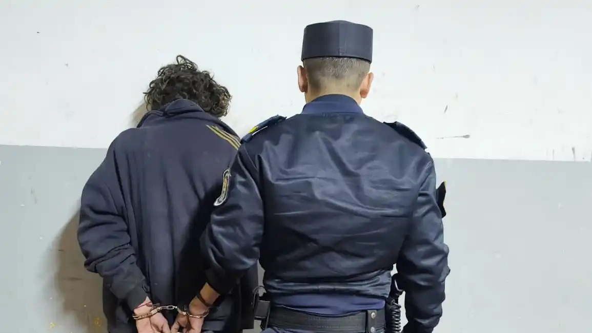 Un joven intentó robar una camioneta y fue detenido