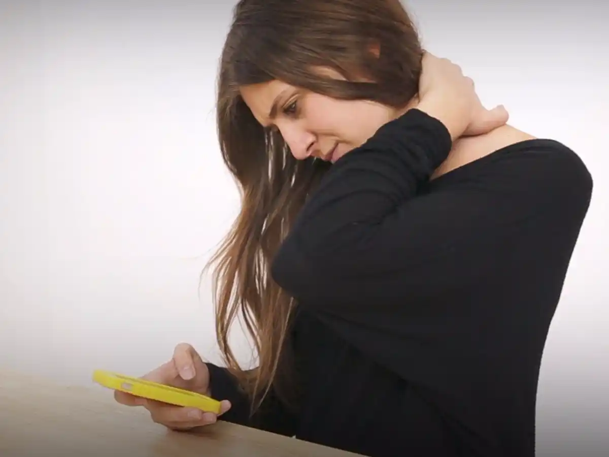 Rectificación cervical, una consecuencia del uso constante del teléfono celular