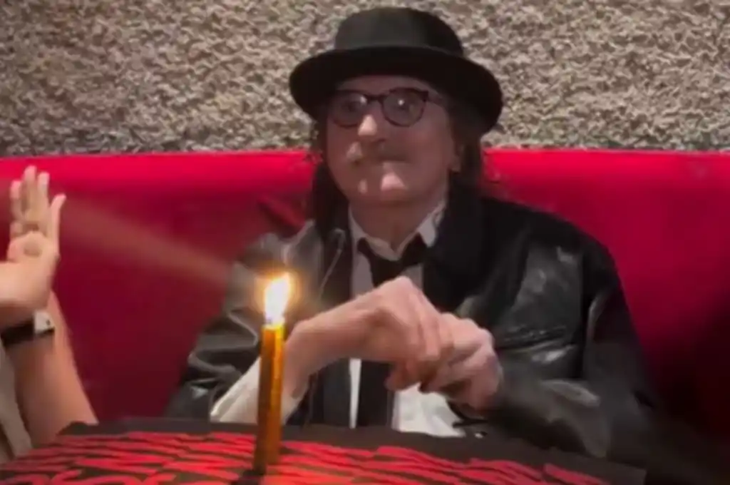 El momento en el que le cantaron el feliz cumpleaños a la estrella del rock