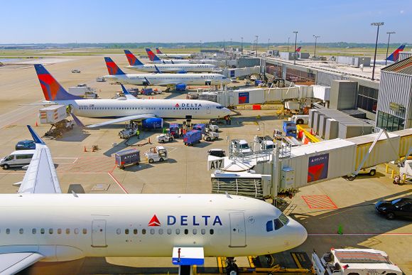Delta Airlines cancels flights and rebooks passengers as Atlanta faces heavy snowfall