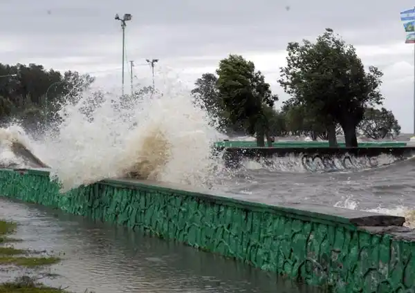 Alertan por un importante nivel de crecida en el Río de la Plata
