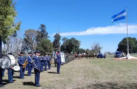 La ceremonia estuvo encabezada por jefe Adrián Luis Roland y estuvieron presentes autoridades locales y provinciales.