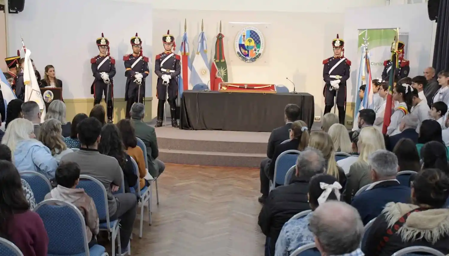 El Intendente junto a alumnos, dieron la bienvenida a los granaderos y a la réplica del sable corvo de San Martín