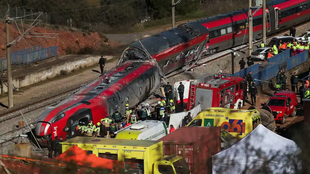 Impactante descarrilamiento y choque de trenes en España: Al menos 39 fallecidos