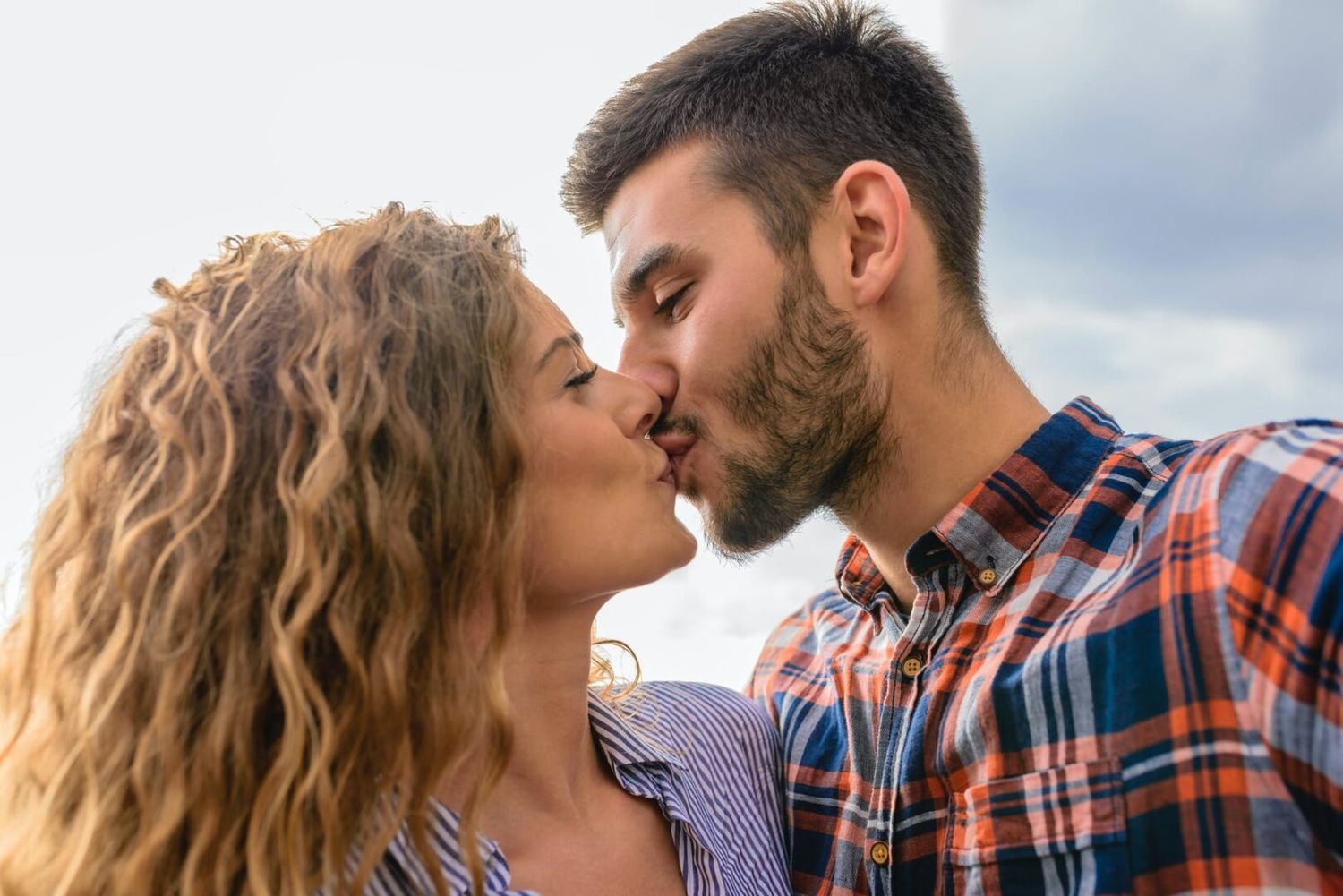 ¿Quieres saber si te ama de verdad? Estos son los cinco besos que debe darte
