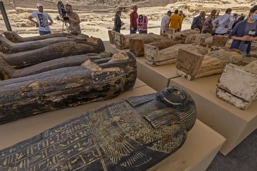 Descubren 250 sarcófagos y 150 estatuas del siglo V antes de Cristo cerca de El Cairo