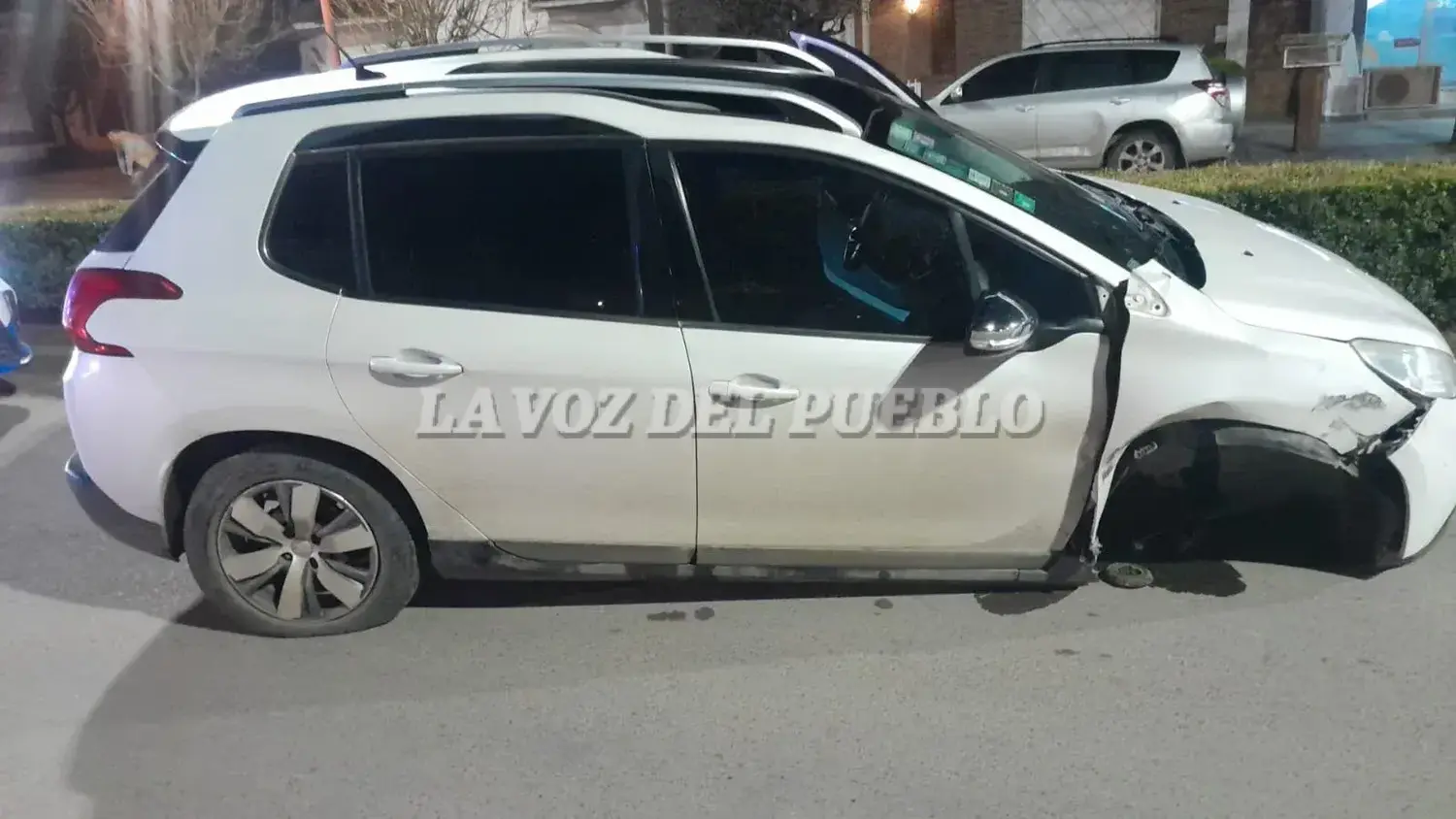 Un joven chocó contra un árbol y perdió una rueda en avenida San Martín