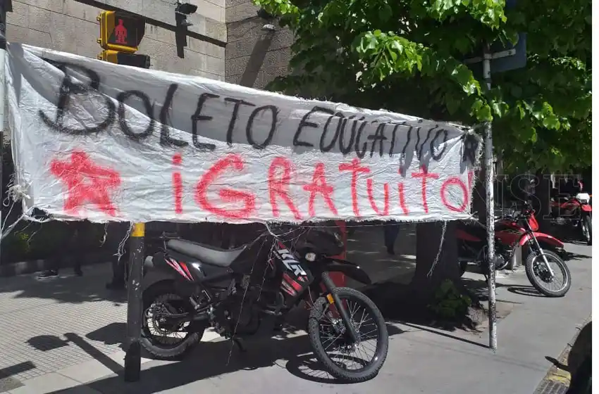 Pase estudiantil: cruces, gritos y polémica entre funcionarios municipales y padres