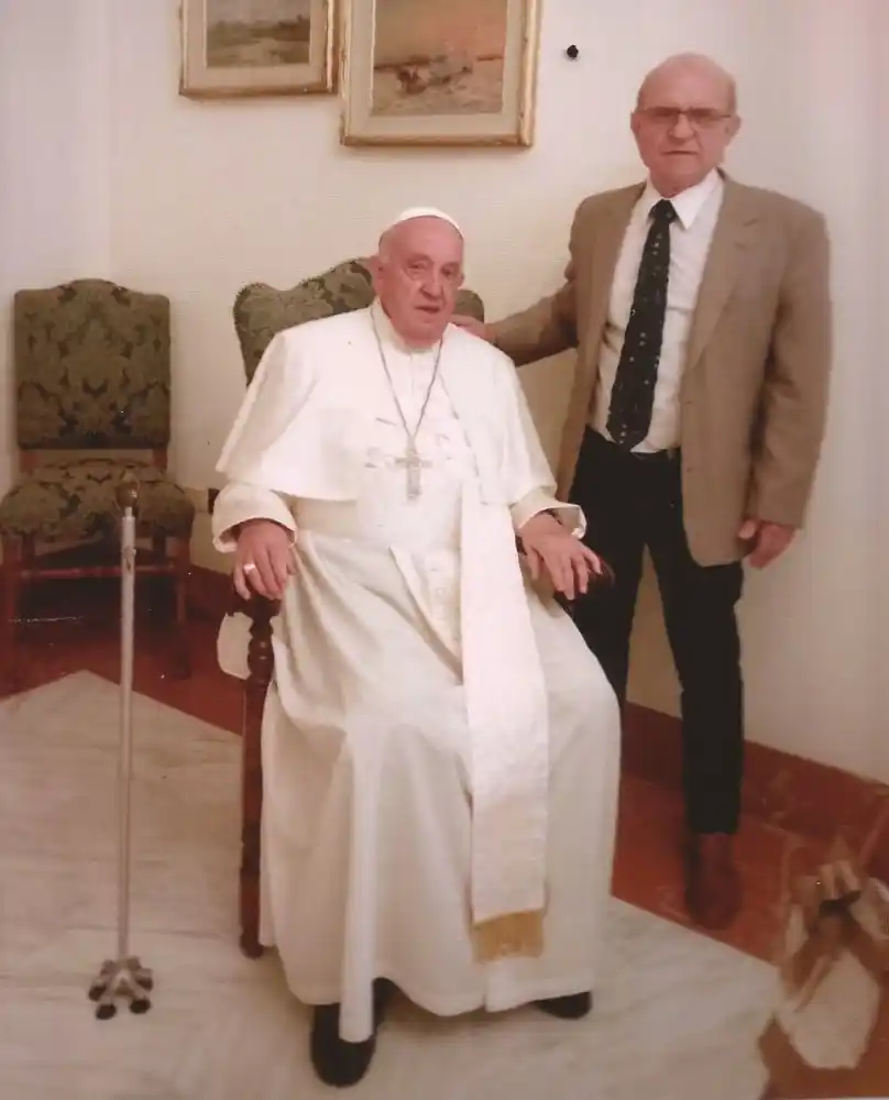 Enrique Garzia junto al Papa Francisco en junio de 2024, en Santa Marta.-