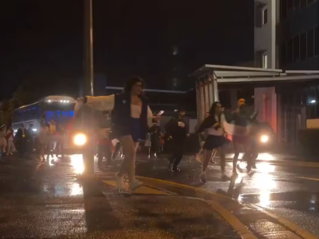 Tensión en las calles Australia pidiendo seguridad para las jugadoras iranís que regresan a su pais.Foto: Redes Soc.