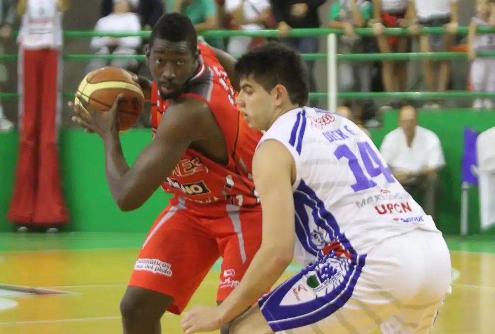 Ivory Clark afronta la marca de Gabriel Deck. (Foto: Carlos De Vita)