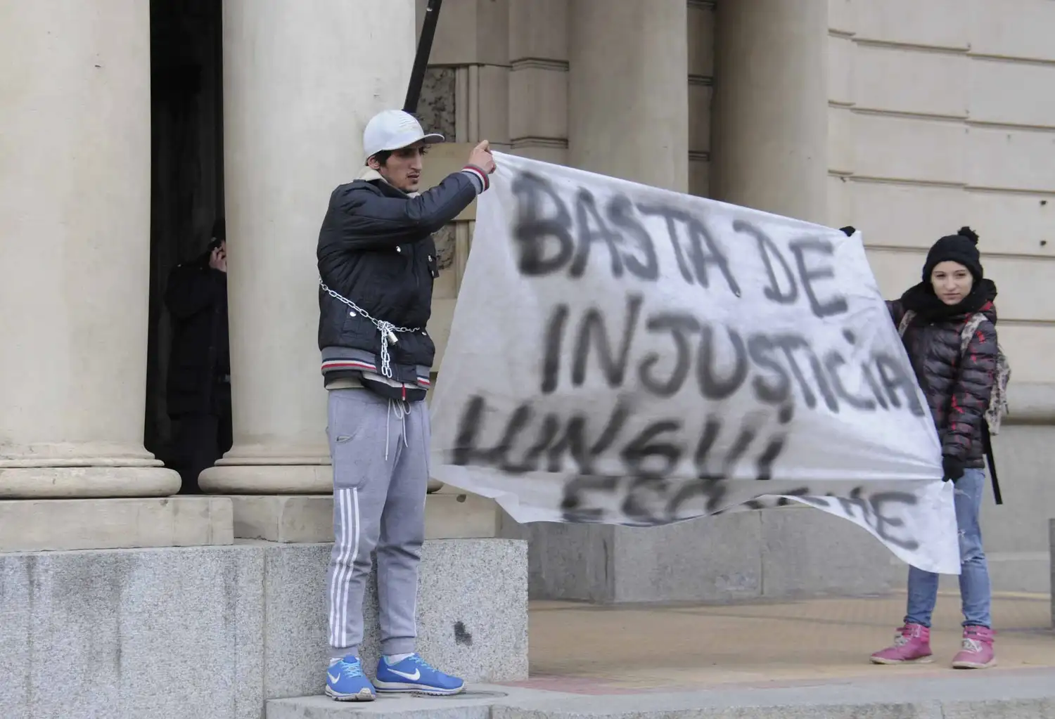 Joven se encadenó al Palacio Municipal para reclamar justicia 