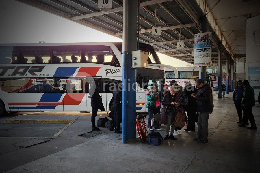 Enojo e indignación en la Terminal de Rafaela con la empresa Güemes: varios pasajeros varados