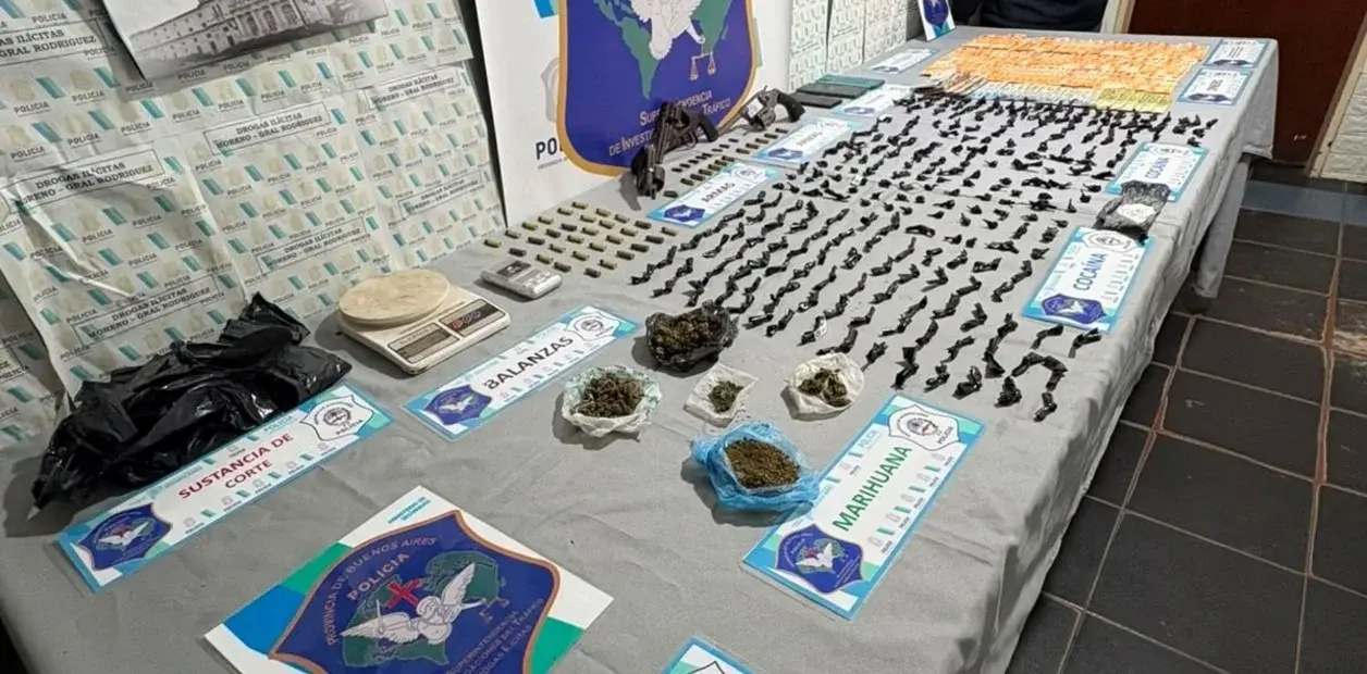 Cayeron tres dealers en el oeste del Conurbano: dos sacaron armas y amenazaron a policías durante un allanamiento