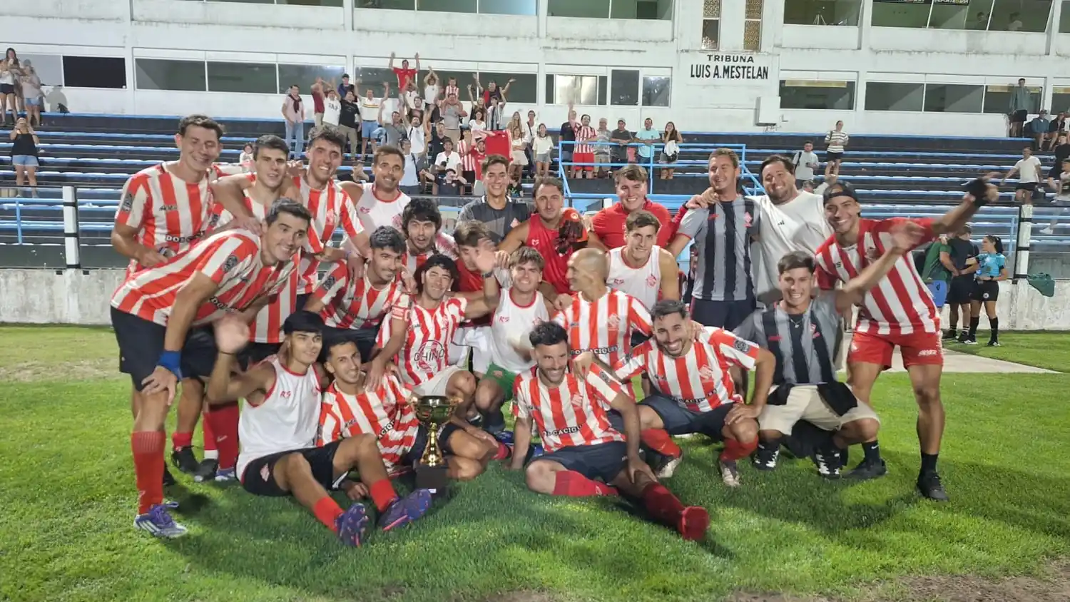 FOTO LIGA TANDILENSE DE FÚTBOL Atlético Ayacucho tuvo su festejo.